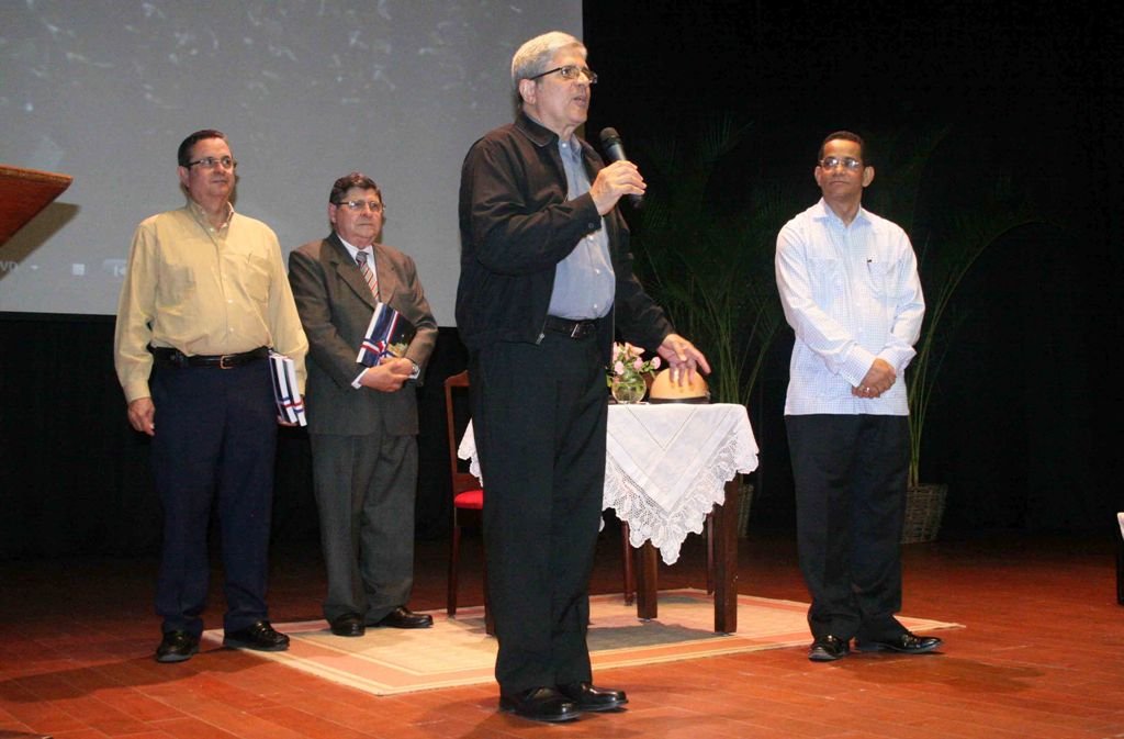 Un familiar del Padre Juan Montalvo ofrece las gracias al senador José Rafael Vargas por el apoyo a la actividad